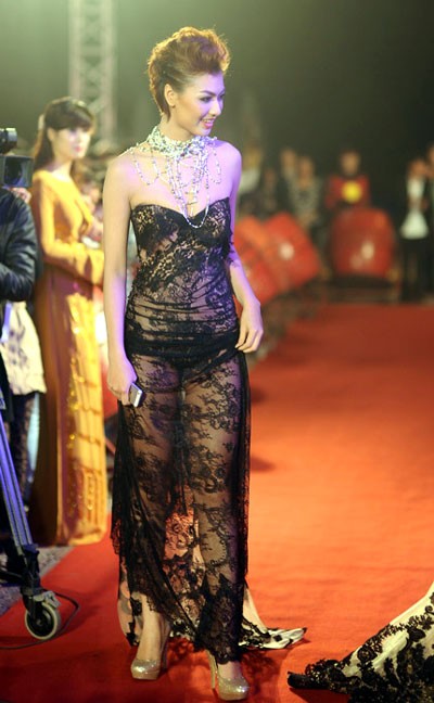 Mới đây nhất, chiếc váy ren xuyên thấu màu đen của Hồng Quế đã gây rúng động Liên hoan phim Quốc tế Hà Nội...