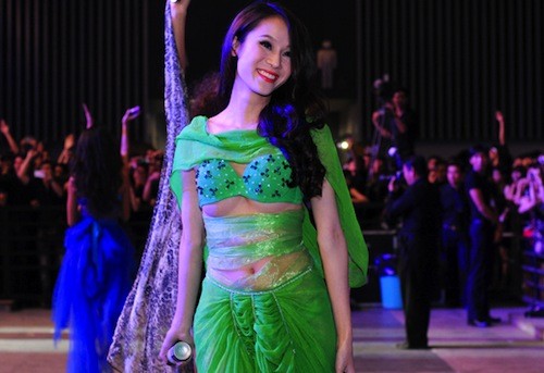 Trong buổi tiệc Umbrella Party đêm 18/2 đầu năm nay, người mẫu Thái Hà đã khiến khán giả“đứng tim” vì bộ trang phục màu xanh với thiết kế vô cùng táo bạo và nhạy cảm này.