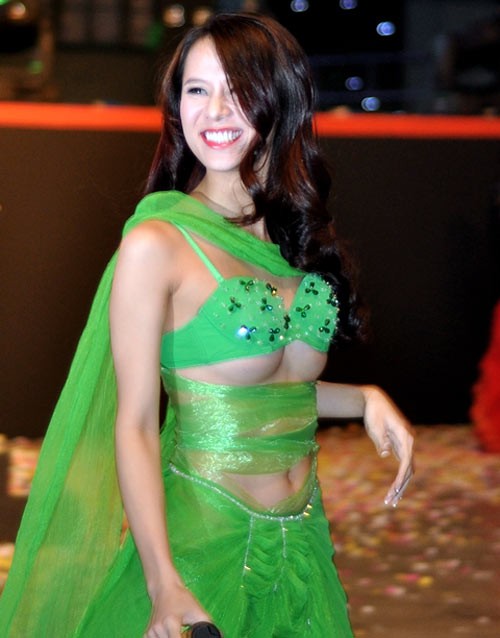 Bộ trang phục này của Thái Hà nhận mức phạt 5 triệu đồng.