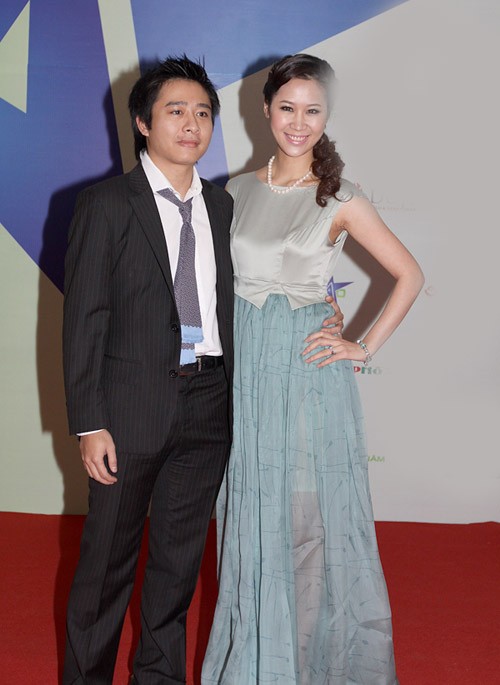 Hoa hậu thân thiện Dương Thùy Linh "mất điểm" trầm trọng với chiếc váy vừa nhăn vừa xấu.