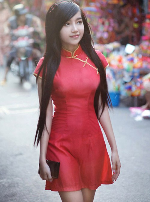 Được biết đến với vai trò người mẫu Việt Nam, Elly trần 24 tuổi, khá nổi tiếng trên cộng đồng mạng tại một số nước như Trung Quốc, Hàn Quốc, Thái Lan và cả Nga và Mỹ, bởi nhiều bộ hình gợi cảm và khuôn mặt ngây thơ.
