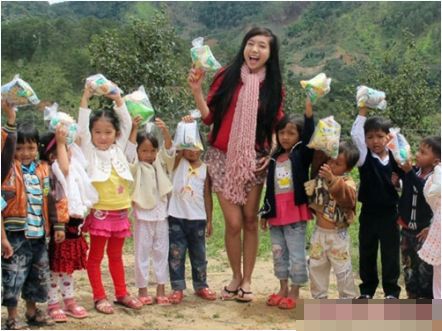 Đi từ thiện trên vùng cao trong tiết trời lạnh nhưng Elly Trần vẫn mặc váy rất ngắn