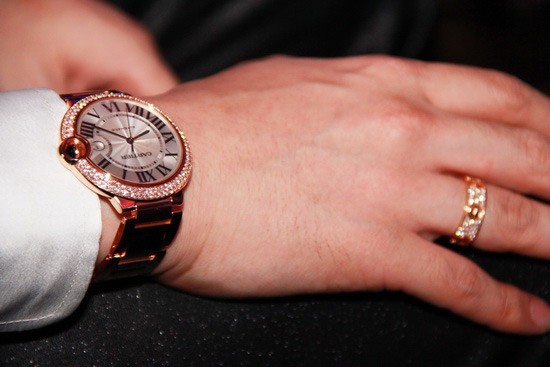 Theo tìm hiểu, chiếc đồng hồ này là sản phẩm của thương hiệu thời trang nổi tiếng thế giới Cartier, đồng hồ được thiết kế bằng vàng vòng, trên mặt đính kèm 200 viên kim cương nhỏ.