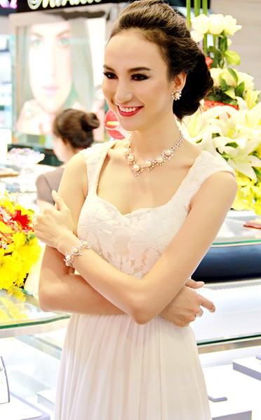 Ngọc Diễm Cách đây không lâu, góp mặt ở 1 sự kiện, Hoa hậu Du lịch 2008 cũng gây chú ý khi đeo nhiều nữ trang bằng ngọc trai sáng lấp lánh. Cô tiết lộ, bộ phụ kiện này có giá 1,5 tỷ đồng.