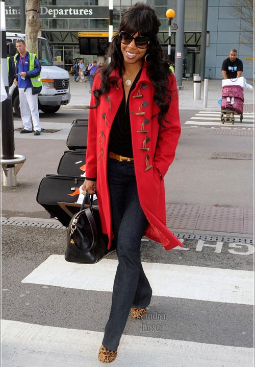 Chiếc áo khoác đỏ với những hàng cúc độc đáo của Kely Rowland