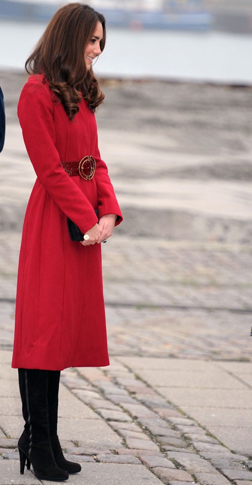 Công nương Kate tinh tế, sang trọng với chiếc áo choàng dài màu đỏ với kiểu sáng đơn giản và đôi bốt cổ cao.