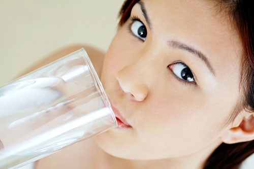 Uống nhiều nước để dưỡng ẩm da từ bên trong.