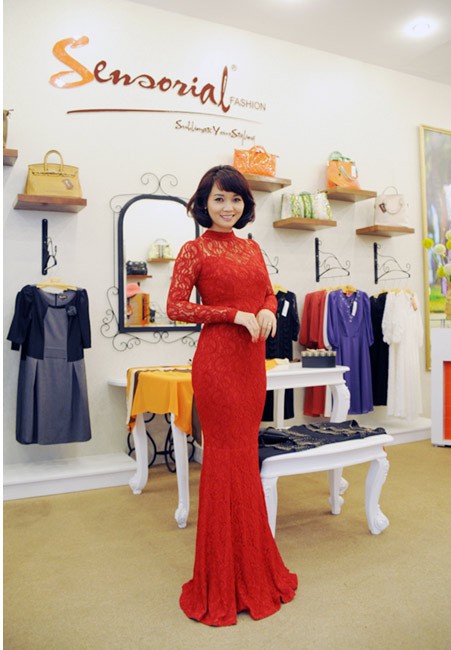 Không “kém cạnh đàn em”, người đẹp - doanh nhân Mai Thu Huyền cũng chọn mẫu váy đuôi cá “kén chọn” này và cô thực sự tự hào khoe trọn vẻ đẹp chín muồi, rực rỡ trong chiếc đầm ren màu đỏ.