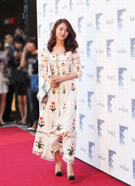 Chiếc váy hoa dài màu trắng khiến Yoon Eun Hye trông như một "nàng thơ" trên thảm đỏ của Seoul Vogue Fashion Night Out.