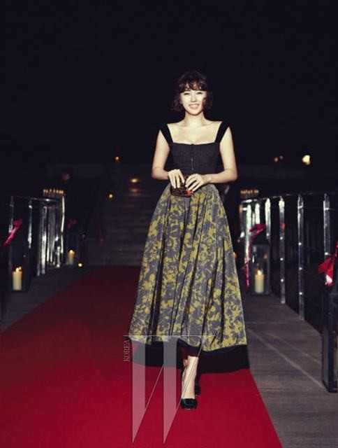 Yoon Eun Hye toát lên nét đẹp retro từ kiểu tóc đến bộ trang phục ở bữa tiệc của tạp chí W.