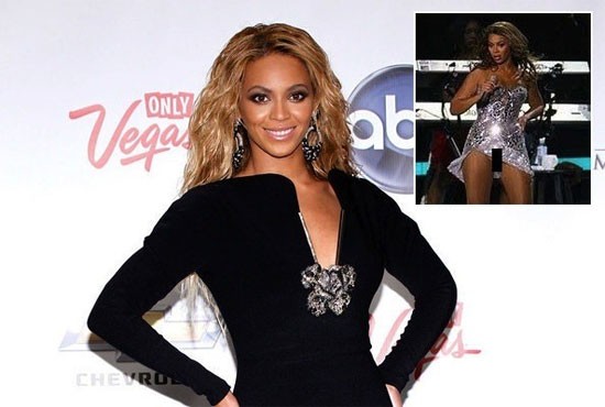 Beyonce diện váy ngắn cũn cỡn lên sân khấu biểu diễn khiến cô lộ cả đồ lót