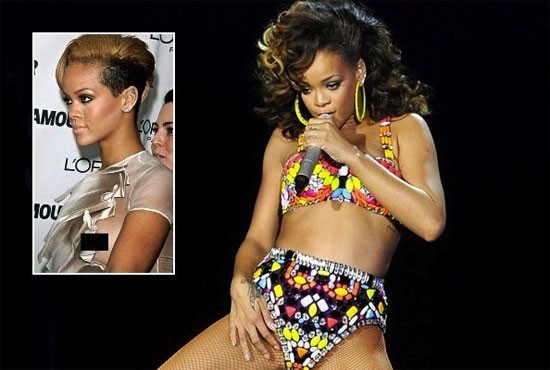 Chiếc áo mỏng xuyên thấu có thể nhìn thấy trọn một bên ngực Rihanna