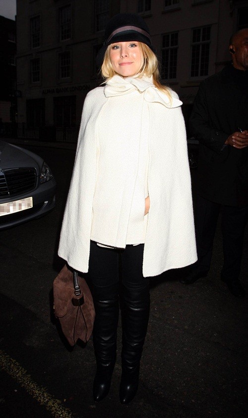 Kristen Bell thanh lịch, trang nhã với áo cape trắng