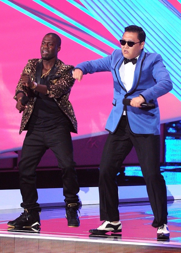 "Khi PSY lên sân khấu chỉ đạo vài động tác nhảy cho MC VMA Kevin Hart, anh ấy khoác một chiếc áo màu xanh, và với những cử chỉ sinh động."