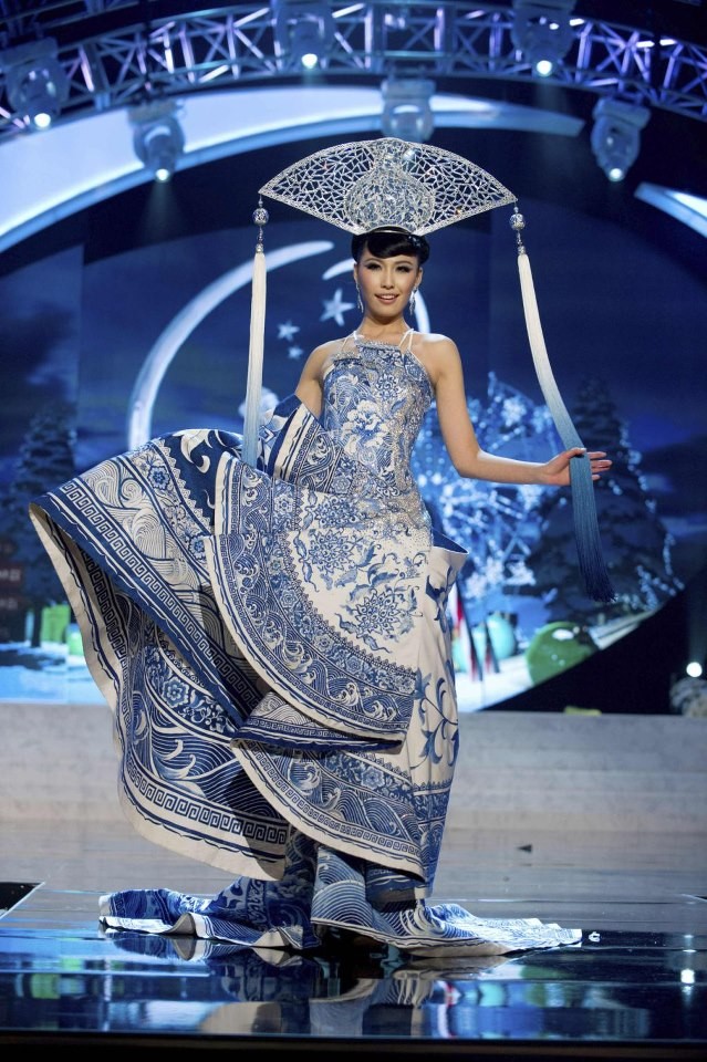 Bên cạnh những trang phục thiếu vải thì trang phục truyền thống của Miss Trung Quốc nhận được nhiều sự quan tâm và đánh giá cao vì sử dụng họa tiết của đồ gốm sứ Trung Hoa
