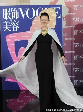 Bộ váy đen dài kết hợp với áo khoác ngoài màu trắng của Lưu Gia Linh bị ví như đang cosplay siêu nhân hay hiệp sĩ chứ không có phong thái bà hoàng như chị mong đợi.