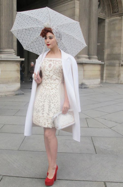 Hóa quý cô sành điệu với gam trắng trong Paris Fashion Week