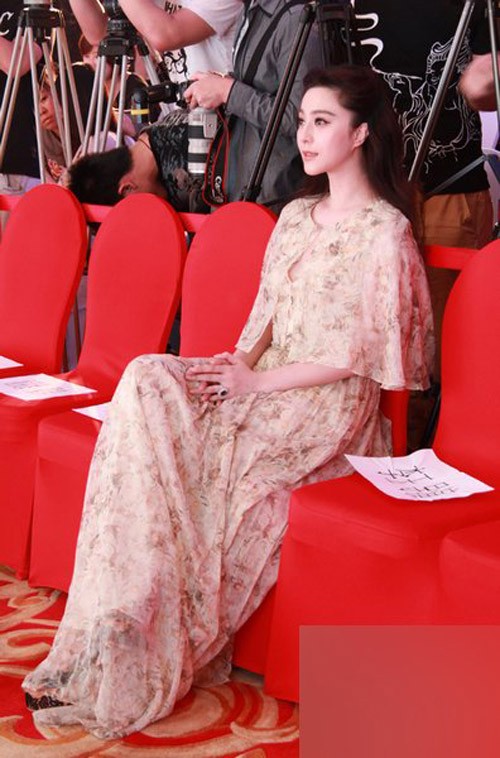 Chiếc váy hoa thanh nhã mang lại vẻ đẹp dịu dàng cho Phạm Băng Băng trong một sự kiện ở Thượng Hải