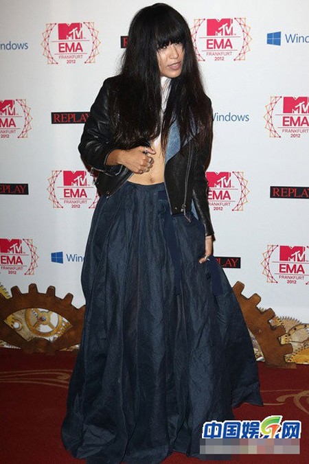 Nhiều người nhận xét nữ ca sĩ Loreen như một hồn ma xuất hiện trên thảm đỏ lễ trao giải MTV EMA Award. Chiếc váy maxi nhăn nhúm tối màu kết hợp chiếc áo da, đặc biệt là mái tóc lòa xòa trước mặt khiến Loreen trở nên u ám, xám xịt.