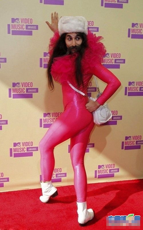 NTK Alexander Antebi thể hiện cá tính quá đà với bộ jumpsuit màu hồng dành cho giới nữ khi tham dự lễ trao giải MTV Music. Vẻ ngoài của ông khiến người hâm mộ liên tưởng đến trùm khủng bố Bin Laden lai tạp với một cô gái nhảy.