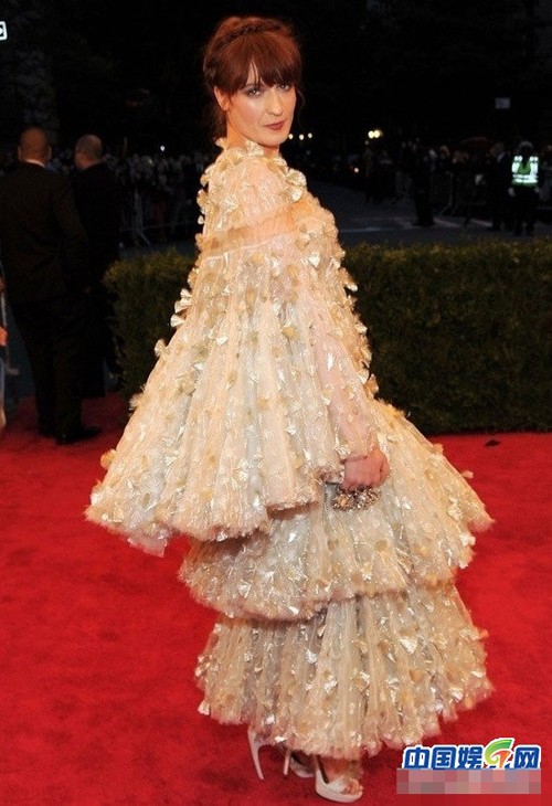 Ngôi sao ca nhạc nổi tiếng nước Anh - Florence Welch - trông như một cây thông Noel trong chiếc váy xếp tầng rối mắt.