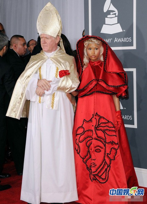 Nicki Minaj xuất hiện tại lễ trao giải Grammy như một nữ tu hơn là ngôi sao ca nhạc.