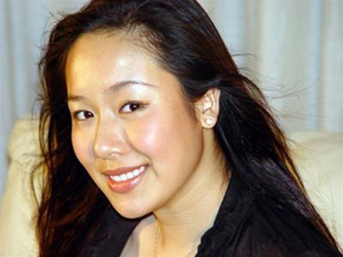 Hoa hậu Ngô Phương Lan cũng thường xuyên xuất hiện cùng một gương mặt nhờn bóng