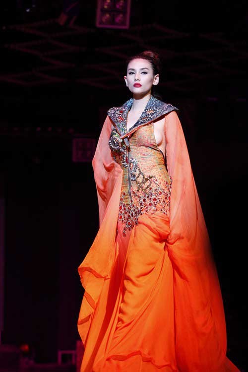 Trong đêm thời trang "Đam mê và hội tụ" diễn ra ngày 20/12, siêu mẫu Hoàng Yến đã gây 'gây sốc' cho khán giả bởi chiếc váy màu cam với những khoảng hở 'nhức mắt' và phản cảm thế này.