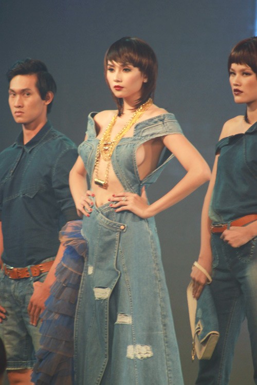 Trong màn trình diễn thời trang đầu tiên của chương trình "Fashion Boulevard 2" (19/7), Hoàng Yến cũng 'liều lĩnh' mắc lỗi trình diễn tương tự với chiếc váy jeans hở hang lộ liễu .