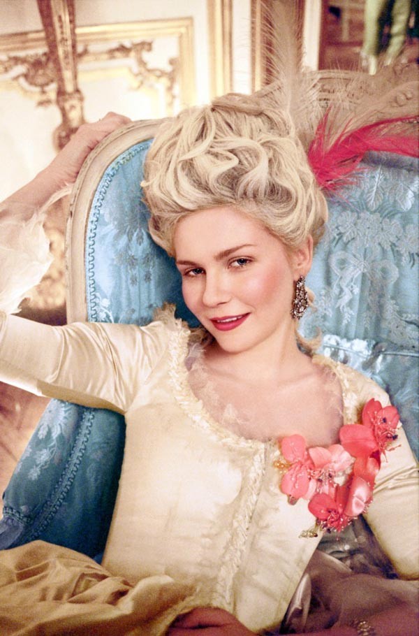 1. Marie Antoinette Bà hoàng Pháp nổi tiếng trong lịch sử vì sự "ăn chơi" của mình. Marie Antoinette đã sử dụng ngân quỹ quốc gia cho những chiếc váy xa xỉ và tất nhiên là cả những kiểu tóc độc đáo. Bà thường bới tóc rất cao, lượn sóng cầu kỳ, thậm chí còn đội cả một con thuyền lên mái tóc để đánh dấu chiến thắng của hạm đội Pháp.