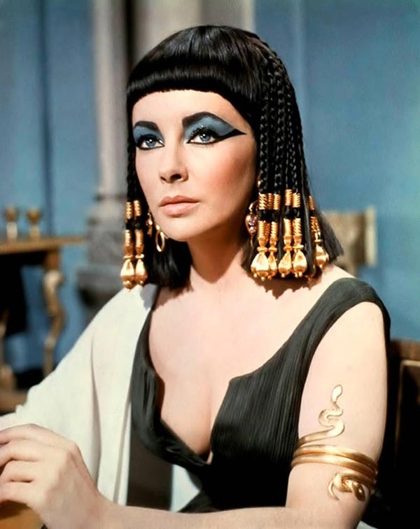 2. Nữ hoàng Ai Cập Cleopatra Mái tóc đen nhánh thẳng mượt với phần mái bằng bí ẩn, quyến rũ và những lọn tóc tết duyên dáng khiến kiểu tóc này luôn chinh phục tín đồ thời trang. Kiểu tóc càng nổi tiếng sau vai diễn của Elizabeth Taylor.