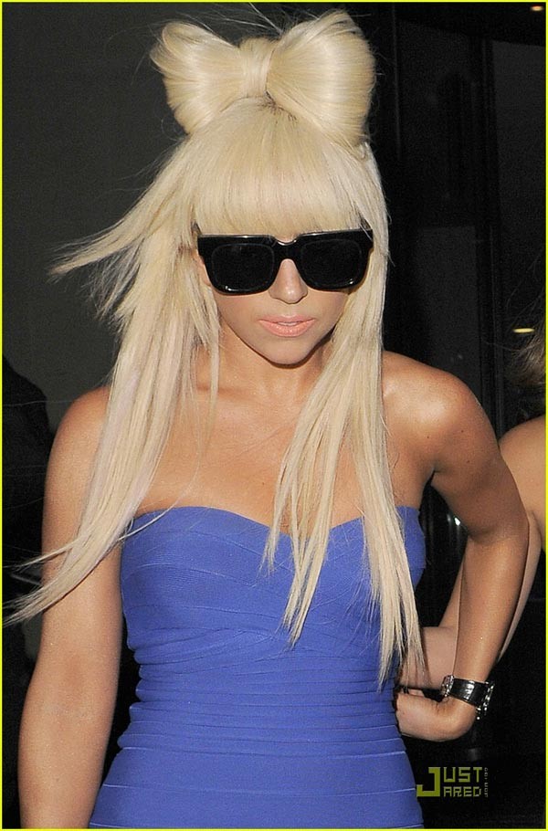 18. Lady Gaga Trong số các thảm họa thời trang của Lady Gaga, mái tóc buộc thành chiếc nơ to trên đỉnh đầu lại được giới thời trang hoan nghênh nhiệt liệt.