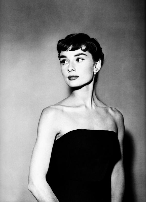 4. Audrey Hepburn Mái tóc thường xuyên cắt ngắn, đơn giản nhưng rất thanh lịch của Audrey Hepburn đã mang lại luồng gió mới cho thời trang những năm 50-60, khi những cô nàng "đồng hồ cát" với mái tóc bồng bềnh đang ở trên đỉnh cao.