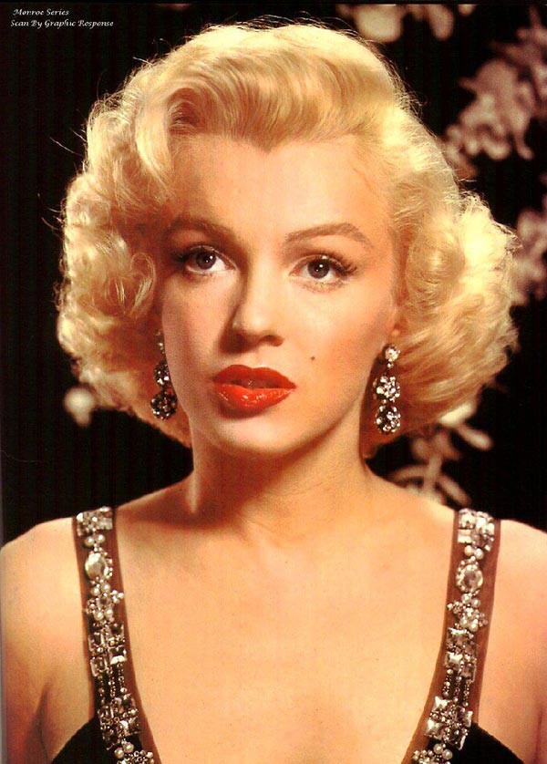 5. Marilyn Monroe Điển hình cho những cô nàng thập niên 50-60 của thế kỷ trước là Marilyn Monroe với mái tóc ngắn, nhuộm vàng và những lọn sóng to cầu kỳ, quyến rũ.