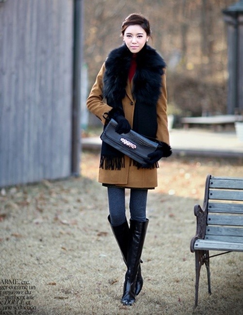 Những đôi boot cao cổ màu đen tuyền, kiểu dáng đơn giản được nhiều quý cô lựa chọn nhất bởi tính tiện dụng và 'đa zi năng' của nó.