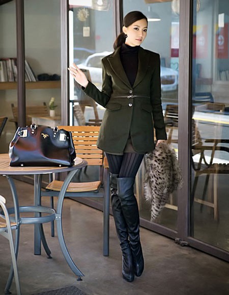 Áo cổ lọ, áo khoác, legging và boot cổ cao, thật đơn giản nhưng vẫn thời trang và thanh lịch