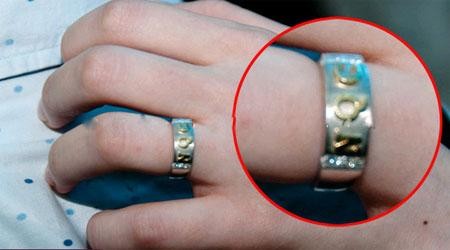 Chiếc nhẫn đính hôn đơn giản của Hồ Ngọc Hà có khắc 3 chữ N.Q.C (chữ viết tắt của Nguyễn Quốc Cường)