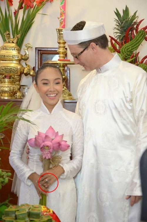 Ca sĩ Đoan Trang cũng sở hữu một chiếc nhẫn đính hôn tuyệt đẹp..