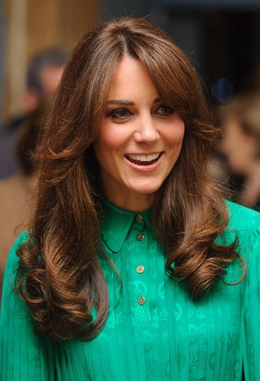 Những lọn tóc xoăn mềm mại như của công nương Kate Middleton vẫn là kiểu lý tưởng hợp với rất nhiều gương mặt.