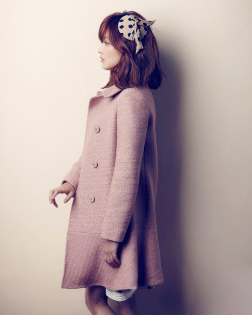 Nữ diễn viên Oh Yeon Seo lại gợi ý cho tín đồ một mẫu áo khoác kiểu dáng tiểu thư màu pastel dịu nhẹ.