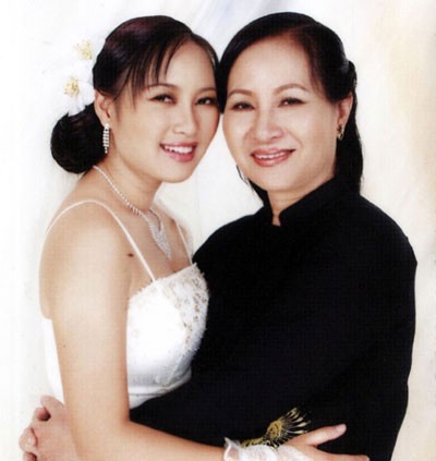 Ca sĩ Khánh Linh có một bà mẹ thật xinh đẹp!