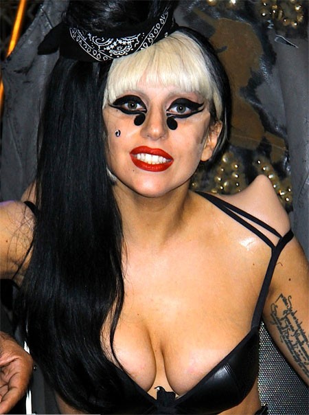Vòng một hiện tại của Lady Gaga hơi khiêm tốn nhưng nữ ca sĩ tiết lộ rằng, khi xưa cô cũng có bộ ngực hấp dẫn. Gaga chia sẻ: "Khi còn đi học, tôi béo hơn bây giờ gần 10 kg. Ngực tôi cũng to hơn, săn chắc và ngon nghẻ".