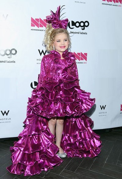 "Nữ hoàng sắc đẹp 7 tuổi" Eden Wood bị chê là quá rườm rà và chói mắt khi xuất hiện tại NewNowNext Awards.