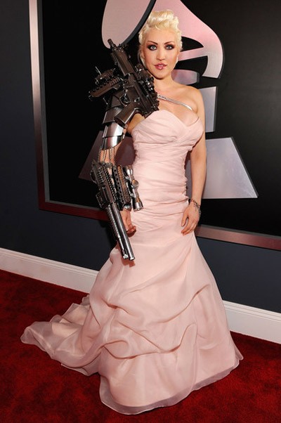 Nữ ca sĩ Sasha Gradiva diện đầm dài yêu kiều nhưng lại mang cả bộ súng nặng trịch lên thảm đỏ Lễ trao giải Grammy.