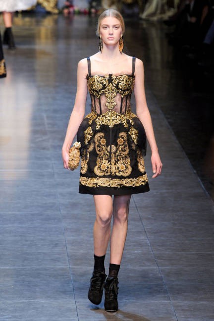 Một mẫu trang phục in họa tiết kiểu hoàng gia, mang phong cách cổ điển, gợi cảm và quý phái của thương hiệu Dolce&Gabbana.