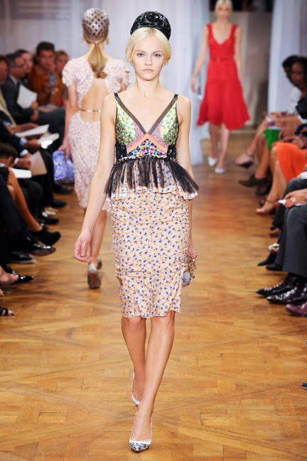 Bộ váy kết hợp màu đa dạng của thương hiệu Nina Ricci.