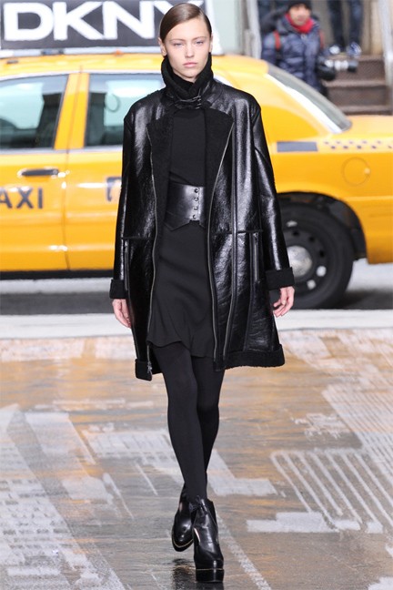 Chiếc áo khoác dáng suông của thương hiệu DKNY.