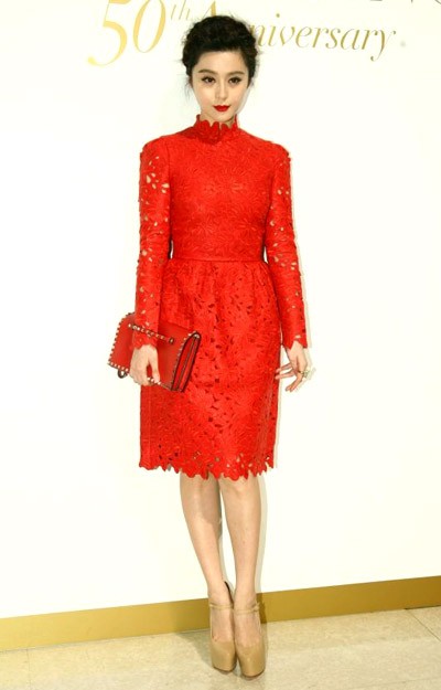 "Đại hoa đán" Phạm Băng Băng nổi bật với gam đỏ của bộ váy Valentino tại tiệc kỷ niệm của hãng vào tháng 8/2012.
