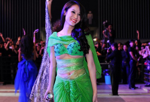 1. Hồi tháng 2, chân dài Thái Hà đã "mở hàng" năm 2012 bằng sự cố lộ ngực phản cảm