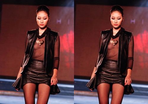 Khi sải bước, chiếc áo da khoác ngoài đã để lộ vòng 1 không nội y của Huyền Trang. Ngay lập tức, những hình ảnh của Quán quân Vietnam's Next Top Model 2010 nhanh chóng lan truyền